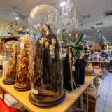 La 29enne Federica � invece entrata per disfarsi di alcuni soprammobili sgraditi. �Mi sto liberando di alcune statue religiose racchiuse in campane trasparenti giganti - evidenzia la ragazza - . Appartenevano a mia nonna che non c'� pi�: sarebbe inutile lasciarle in un ripostiglio a impolverarsi...�
